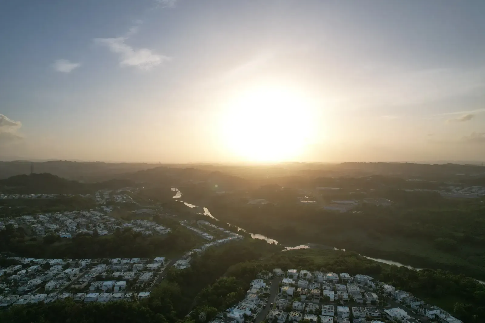 Atardecer sobre el Complejo Encantada, Trujillo Alto