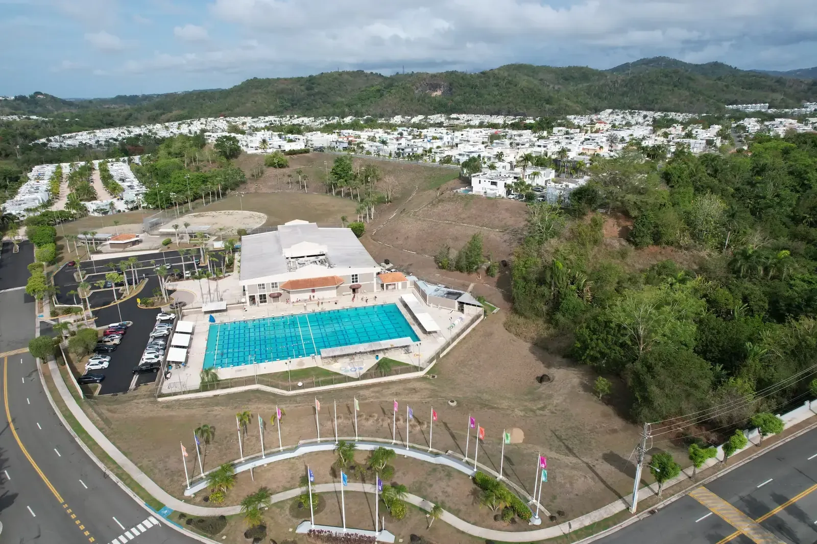 Clubhouse y piscina del Complejo Encantada, vista aérea