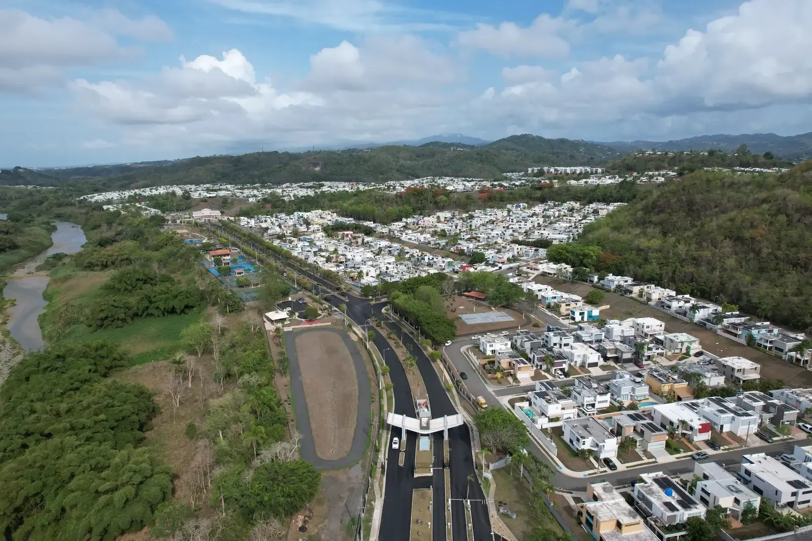 Vista aérea del Complejo Encantada junto al río
